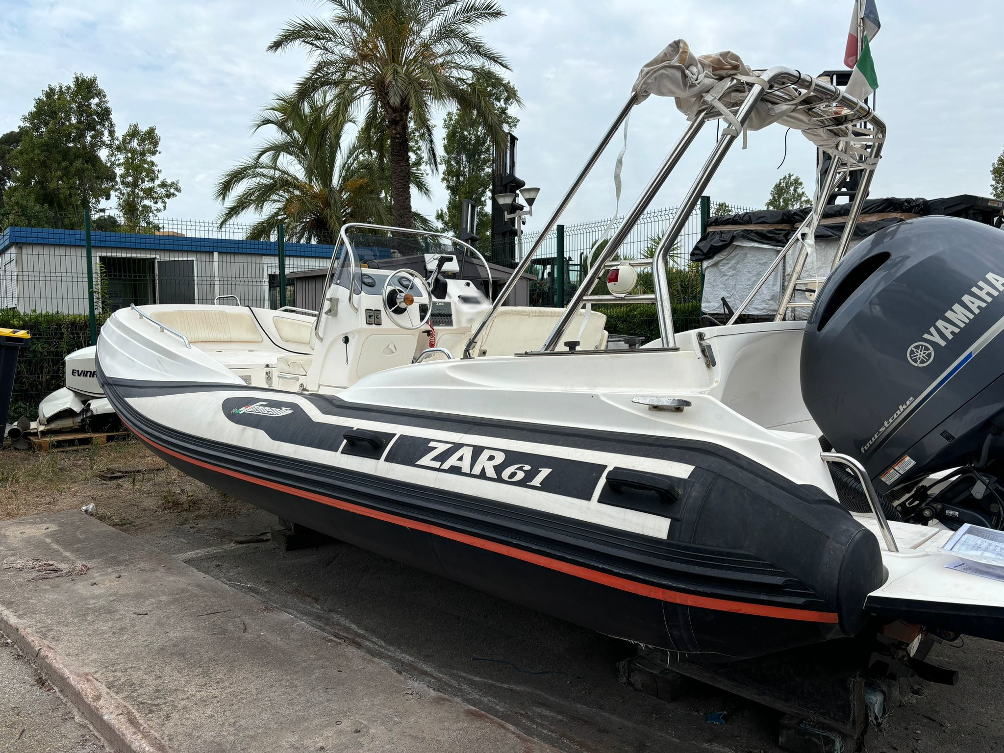 ZAR 61 + 175 HP YAMAHA (2017)<br><a href=dettaglio.aspx?Id=134 >VAI ALLA SCHEDA</a>